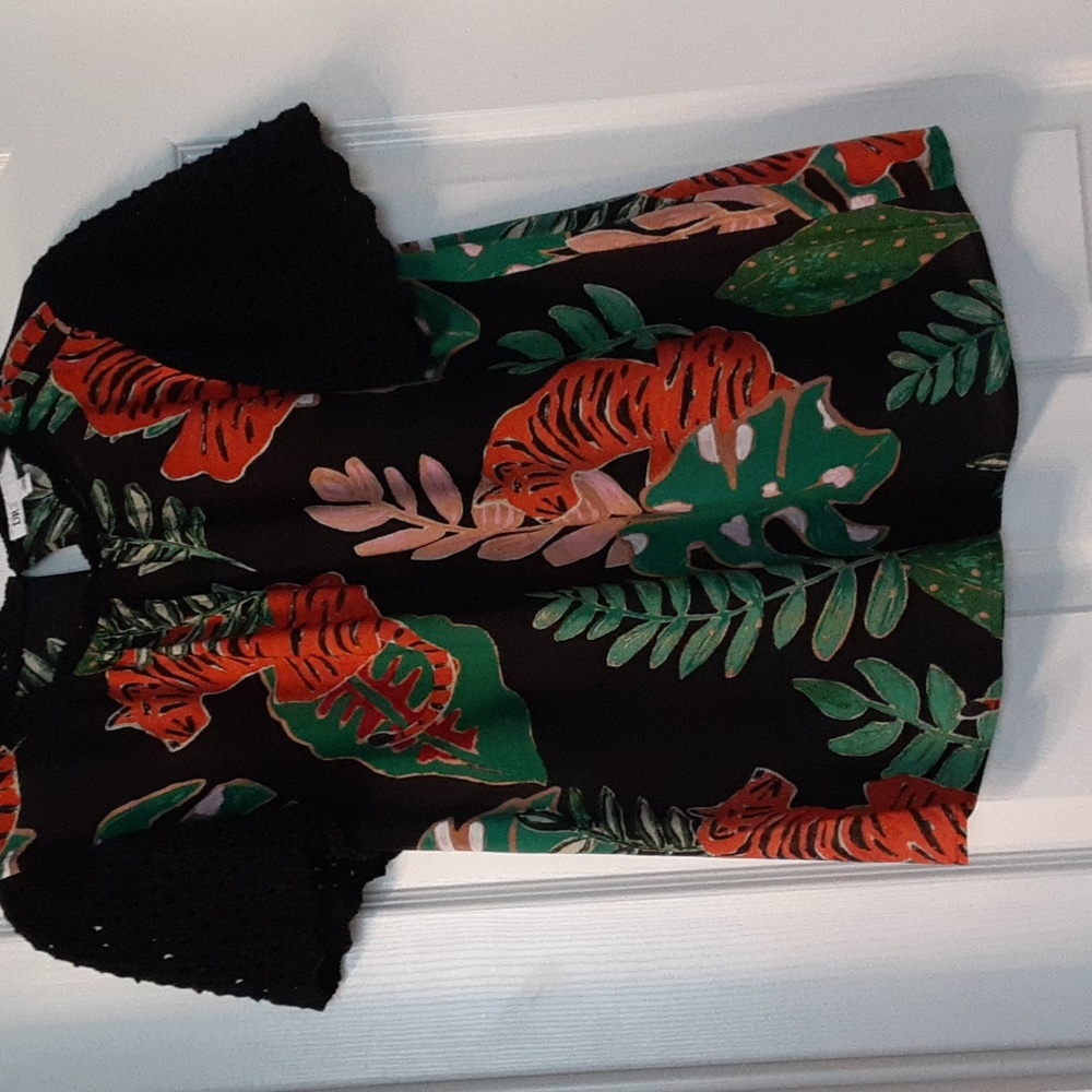 Very cute top by DR2. Size M